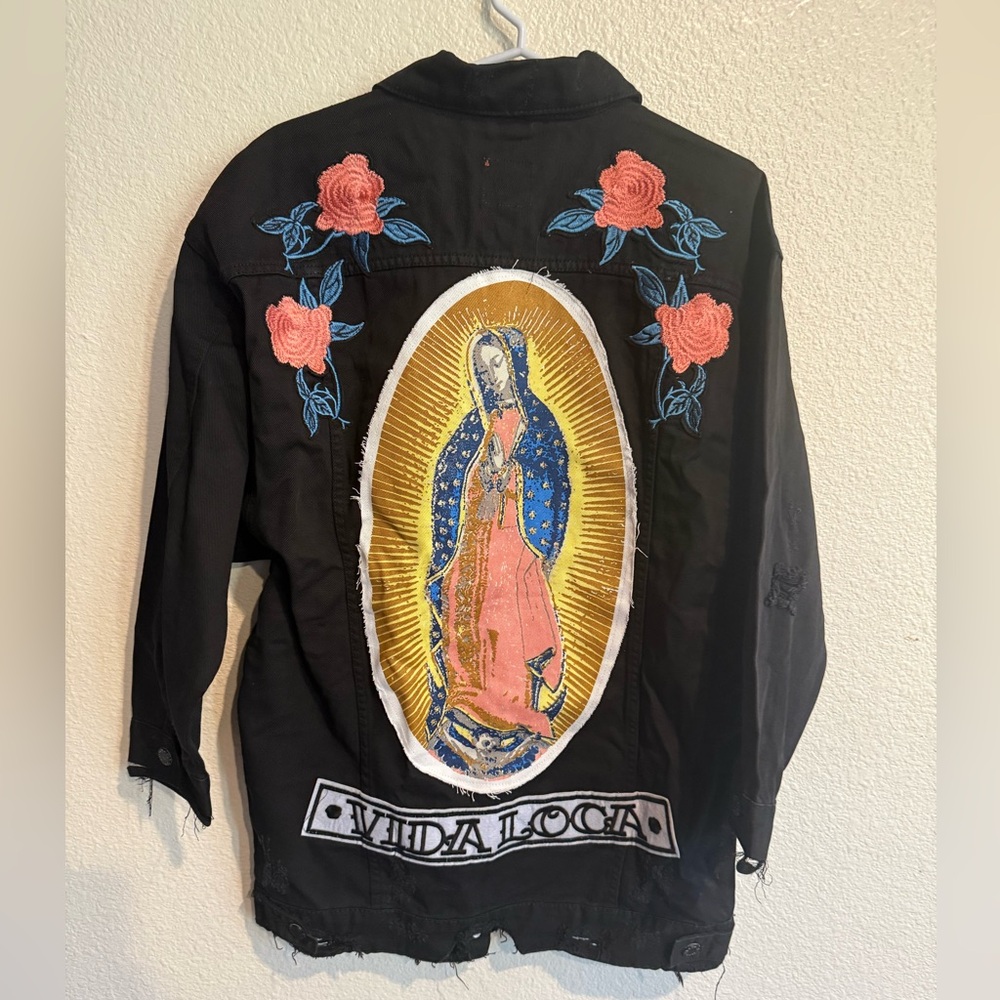 VIDA‎ LOCA distressed denim jacket.